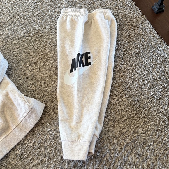 Nike Kids Gray Matching Set - Picture 6 of 7